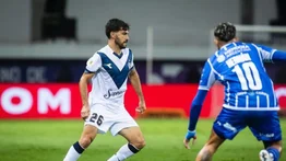 Anciana se hace viral tras arrebatarle camiseta del futbolista Agustín Bouzat a un niño