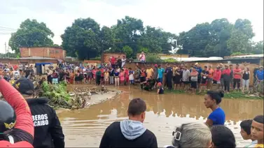 Bomberos buscan a joven arrastrado por la corriente en una cañada Bomberos buscan a joven arrastrado por la corriente en una cañada
