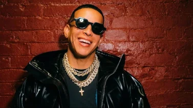 Fans disfrutan concierto gratis de Daddy Yankee y le hacen peculiar regalo