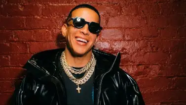 Fans disfrutan concierto gratis de Daddy Yankee y le hacen peculiar regalo Fans disfrutan concierto gratis de Daddy Yankee y le hacen peculiar regalo