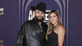 Carín León saca la casa por la ventana en el cumpleaños de su novia