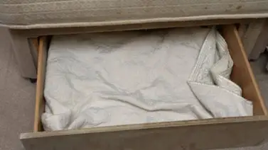 Madre escondió a su hija en un cajón durante sus tres primeros años de vida Madre escondió a su hija en un cajón durante sus tres primeros años de vida