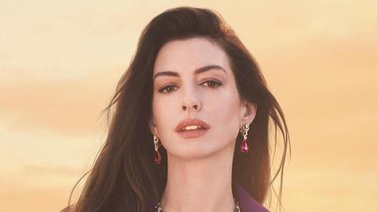 Anne Hathaway se transforma en Britney Spears (+Video)