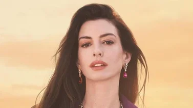 Anne Hathaway se transforma en Britney Spears (+Video)