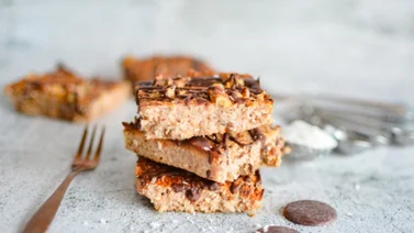 Aprende a preparar barritas de cambur, coco y chocolate