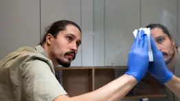 Experta en limpieza comparte la solución para eliminar el moho del baño: un secreto práctico y muy económico