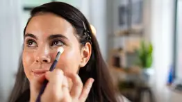 Experta en maquillaje comparte cuál es el mejor iluminador para las pieles maduras: hidrata y no acartona