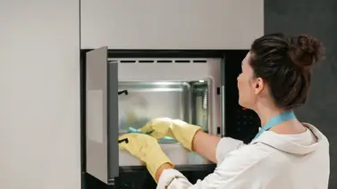 Efectivo y rápido: limpia el microondas sin usar productos químicos Efectivo y rápido: limpia el microondas sin usar productos químicos
