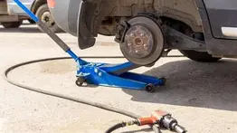 Consternación por muerte de septuagenario: terminó aplastado al realizar reparaciones de un vehículo