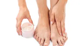 Elimina el hongo de tus uñas en casa de forma rápida: usa este líquido fermentado que es muy popular en la cocina