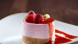 Flan de fresa con calidad de un pastelero profesional: prepáralo en casa con pocos ingredientes y en menos de 45 minutos