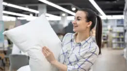 Almohadas con manchas amarillas: ingeniero químico dice cómo dejarlas “cómo nuevas” en tu lavadora sin dañarlas