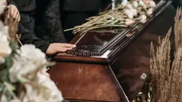 Funeraria debe pagar indemnización millonaria a una familia: por error entregaron el cuerpo equivocado