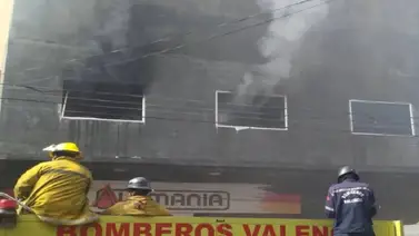 Voraz incendio consume local comercial dentro de reconocido mercado: ¿Qué se sabe sobre el siniestro? Voraz incendio consume local comercial dentro de reconocido mercado: ¿Qué se sabe sobre el siniestro?