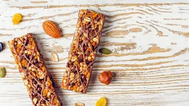 Snack económico y nutritivo: así puedes preparar unas deliciosas barras de avena con cinco ingredientes que siempre tienes en casa Snack económico y nutritivo: así puedes preparar unas deliciosas barras de avena con cinco ingredientes que siempre tienes en casa