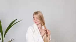 Cuida tu melena con esta milagrosa mascarilla a base de miel: así debes aplicarla para hidratar desde la raíz hasta las puntas