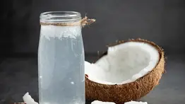 Conoce cuál es la cantidad de agua de coco que debes tomar al día para regular la presión arterial