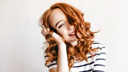 Logra unas ondas de peluquería sin usar calor: recurre a las clásicas medias largas