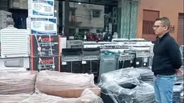 En video: alcalde de Barquisimeto baja de su vehículo y pide recoger los muebles exhibidos en la acera