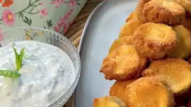 Sal de la rutina y dale un giro a tus comidas con este calabacín rebosado Sal de la rutina y dale un giro a tus comidas con este calabacín rebosado