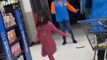 Niña destroza alimentos y botellas de vidrio en Walmart (+Video) Niña destroza alimentos y botellas de vidrio en Walmart (+Video)