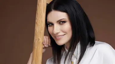 La sensual manera de Laura Pausini para bajar las escaleras después de su caída La sensual manera de Laura Pausini para bajar las escaleras después de su caída