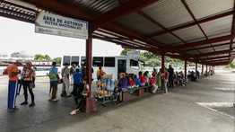 Hombre mata a su pareja dentro de un autobús y luego se suicida en Bolívar
