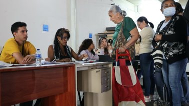 Entregan beneficio de alimentación a jubilados y pensionados 