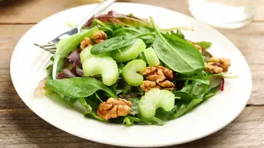 Aprende a preparar ensalada de espinaca, pepino y nueces Aprende a preparar ensalada de espinaca, pepino y nueces