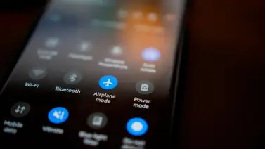 ¿Por qué hay que poner en modo avión los celulares durante un vuelo?  ¿Por qué hay que poner en modo avión los celulares durante un vuelo?