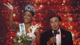 Francia elige a una azafata de 34 años como representante en el Miss Universo