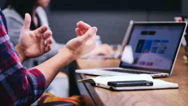 Nueva ley en California prohíbe a jefes ordenar a empleados a asistir a ciertas reuniones Nueva ley en California prohíbe a jefes ordenar a empleados a asistir a ciertas reuniones