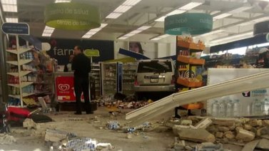 Conductor impacta contra sede de Farmatodo en Maracay (+Video)