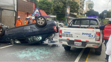 Registran volcamiento de vehículo en Chacao (+Video)