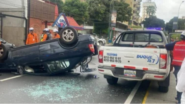 Registran volcamiento de vehículo en Chacao (+Video)
