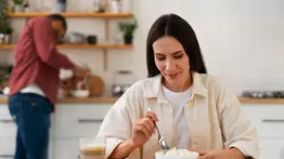 Cenar solo yogur no es perjudicial, siempre y cuando no se convierta en hábito: experta explica por qué  