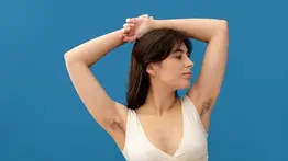 ¡Adiós químicos! Esta es la milagrosa fórmula casera que desmancha las axilas: así debes aplicarla