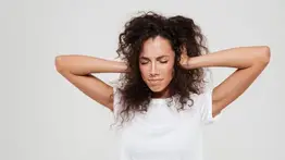 ¡Efectiva y económica! Esta es la mascarilla natural a base de miel que elimina el frizz rápidamente