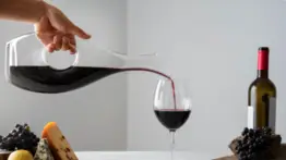 Editorial gastronómica italiana aconseja cómo preservar el vino: no importa que la botella ya esté abierta