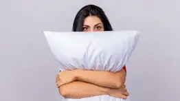 Fácil y natural: fórmula casera para eliminar las manchas amarillas de las almohadas