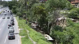 Rescatan a mujer en la carretera Petare-Guarenas: esto pasó