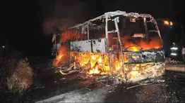 Autobús de larga distancia se incendia por completo: esto se sabe sobre las posibles causas