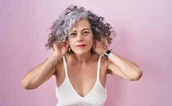 Entérate de cuál es el aceite natural rico en vitaminas que hidrata el cabello canoso en un “tris”: así debes aplicarlo