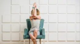 Yoga en silla: posturas para aliviar la tensión en casa sin levantarte