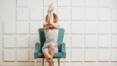 Yoga en silla: posturas para aliviar la tensión en casa sin levantarte Yoga en silla: posturas para aliviar la tensión en casa sin levantarte
