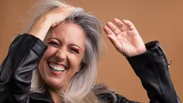 ¡Adiós canas! Aprende a preparar un tinte casero a base de cáscaras de papa: así debes aplicarlo