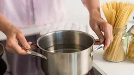 Cocinar en sartenes y ollas de acero inoxidable sin que nada se pegue es posible: sigue este truco de experta en el hogar