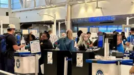 Administración Trump comparte listas de todos los pasajeros aéreos con el Servicio de Inmigración: buscan deportables