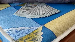 Tesoro oculto en el colchón: viuda descubre $100,000 escondidos por su esposo durante 25 años