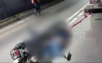 Moto impacta contra un camión en el Túnel de la Planicie: dos hombres murieron en el sitio